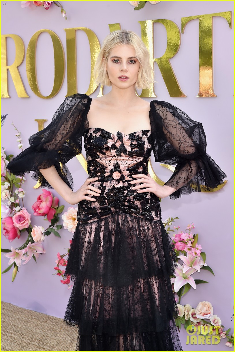 Lucy Boynton im Show-Look