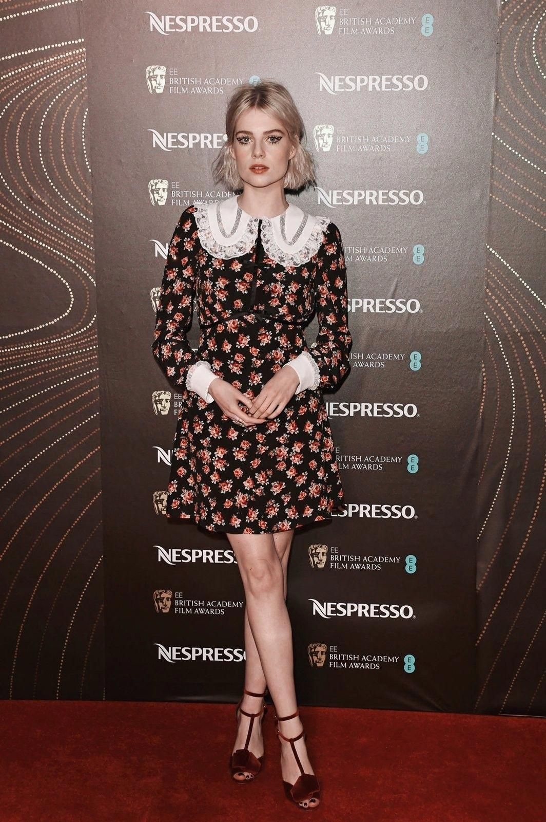 Lucy Boynton im Show-Look