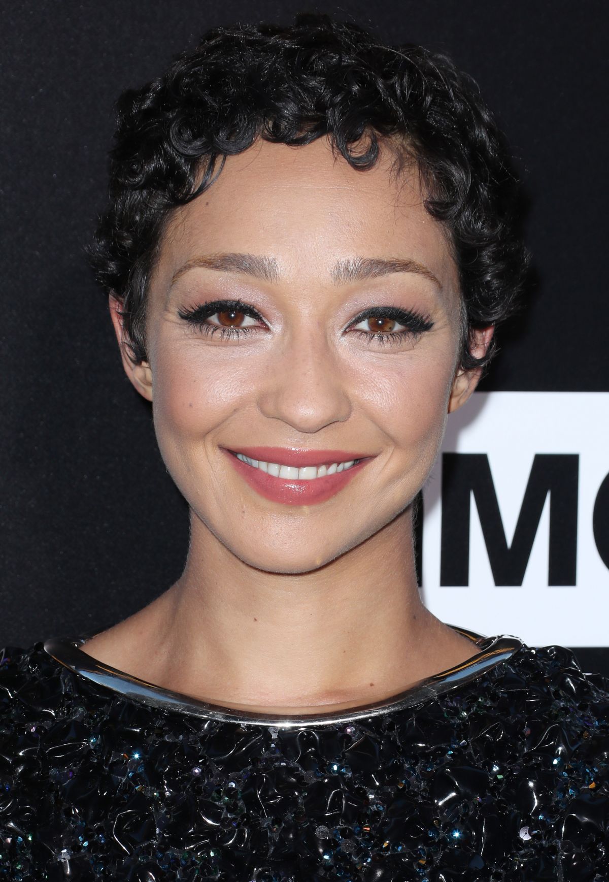 Ruth Negga look da sfilata