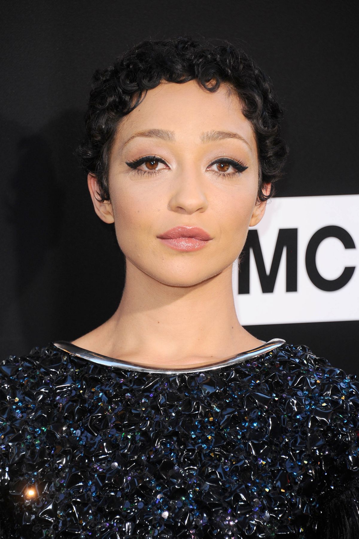 Ruth Negga look da sfilata