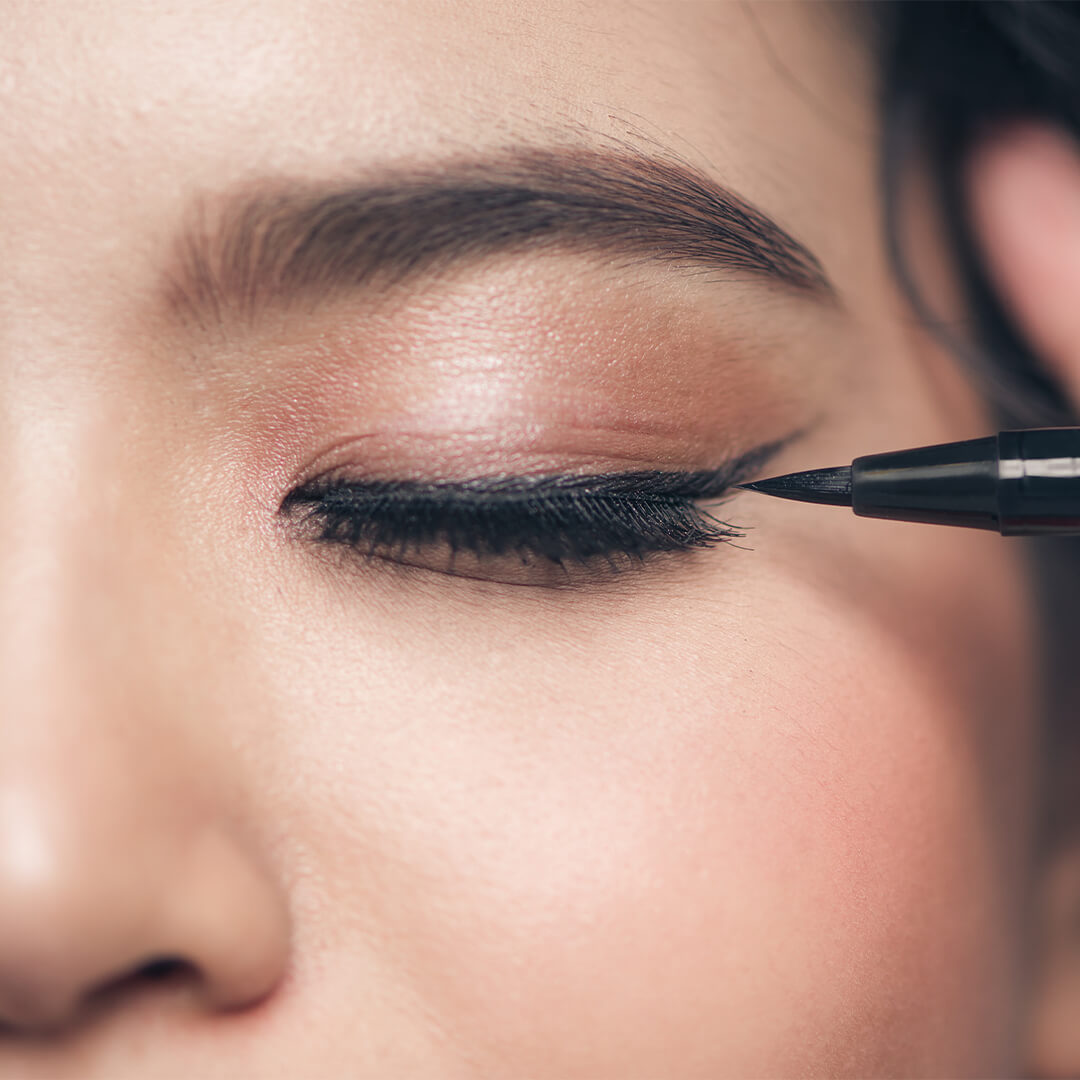 Gli Strumenti Essenziali per un Eyeliner a Punta Perfetto