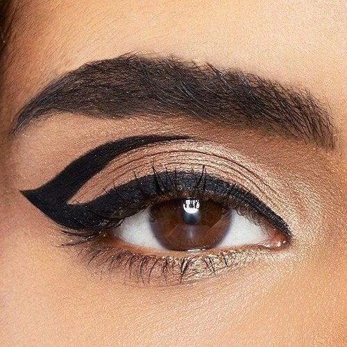 Il Potere dell'Eyeliner Grafico nella Vita Quotidiana